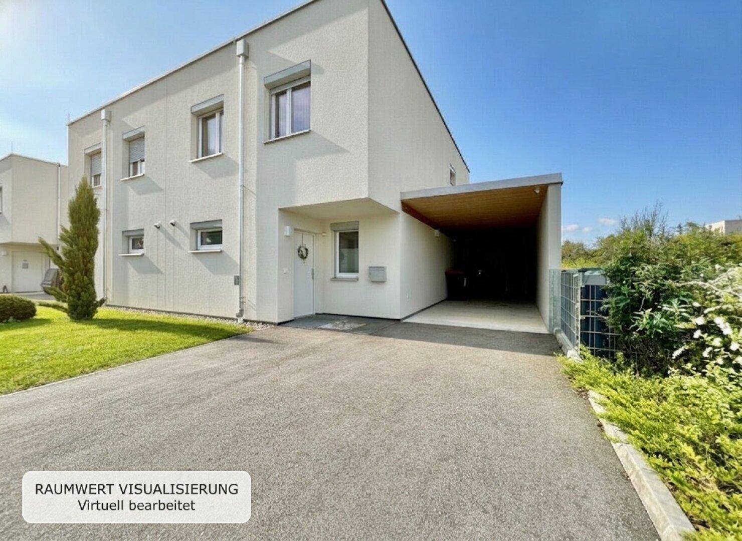 Moderne Hausfassade mit Zufahrt und überdachtem Carport, umgeben von gepflegtem Grün.