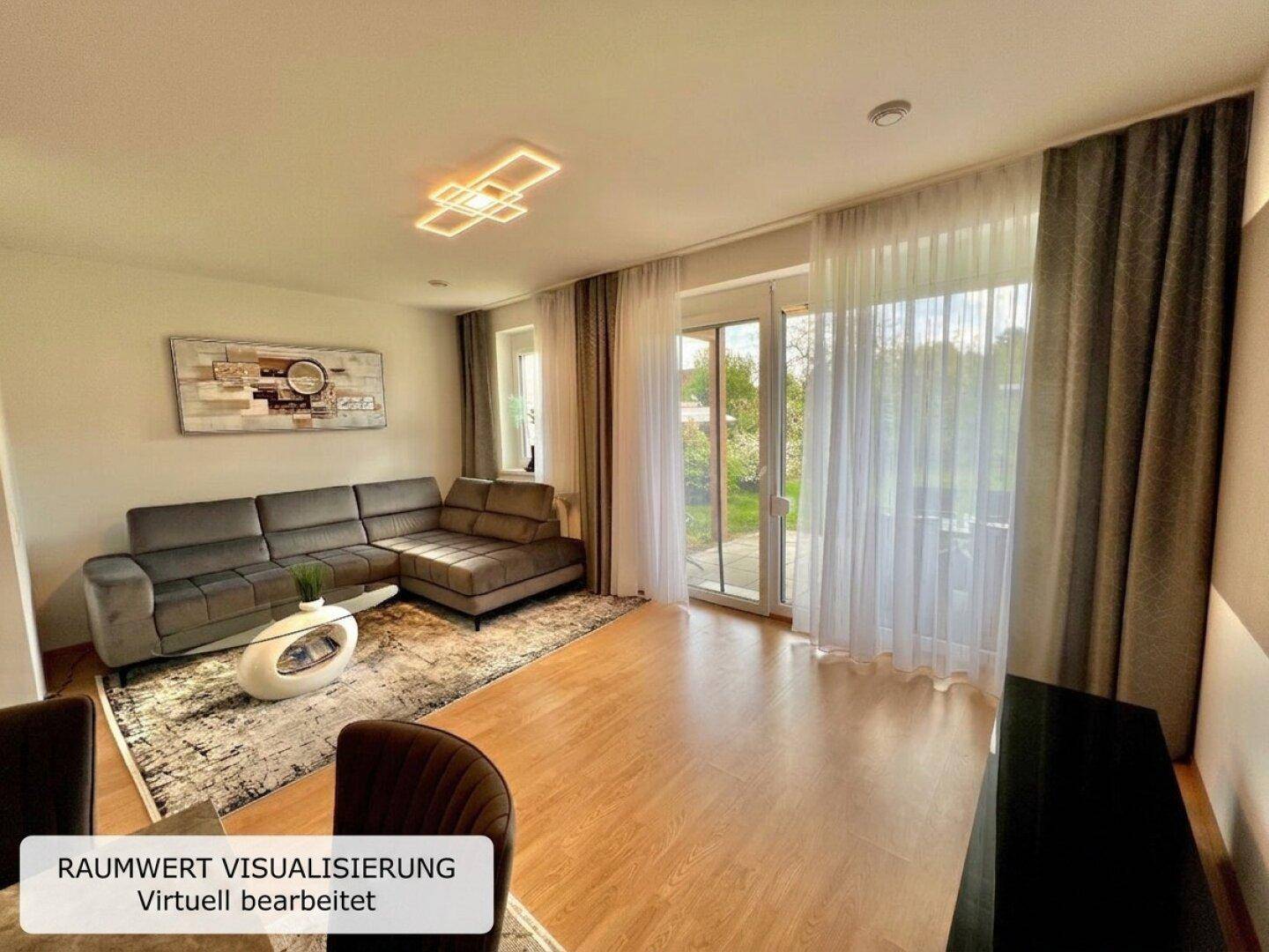 Helles Wohnzimmer mit modernem Ecksofa, Holzboden und direktem Zugang zum Gartenbereich.