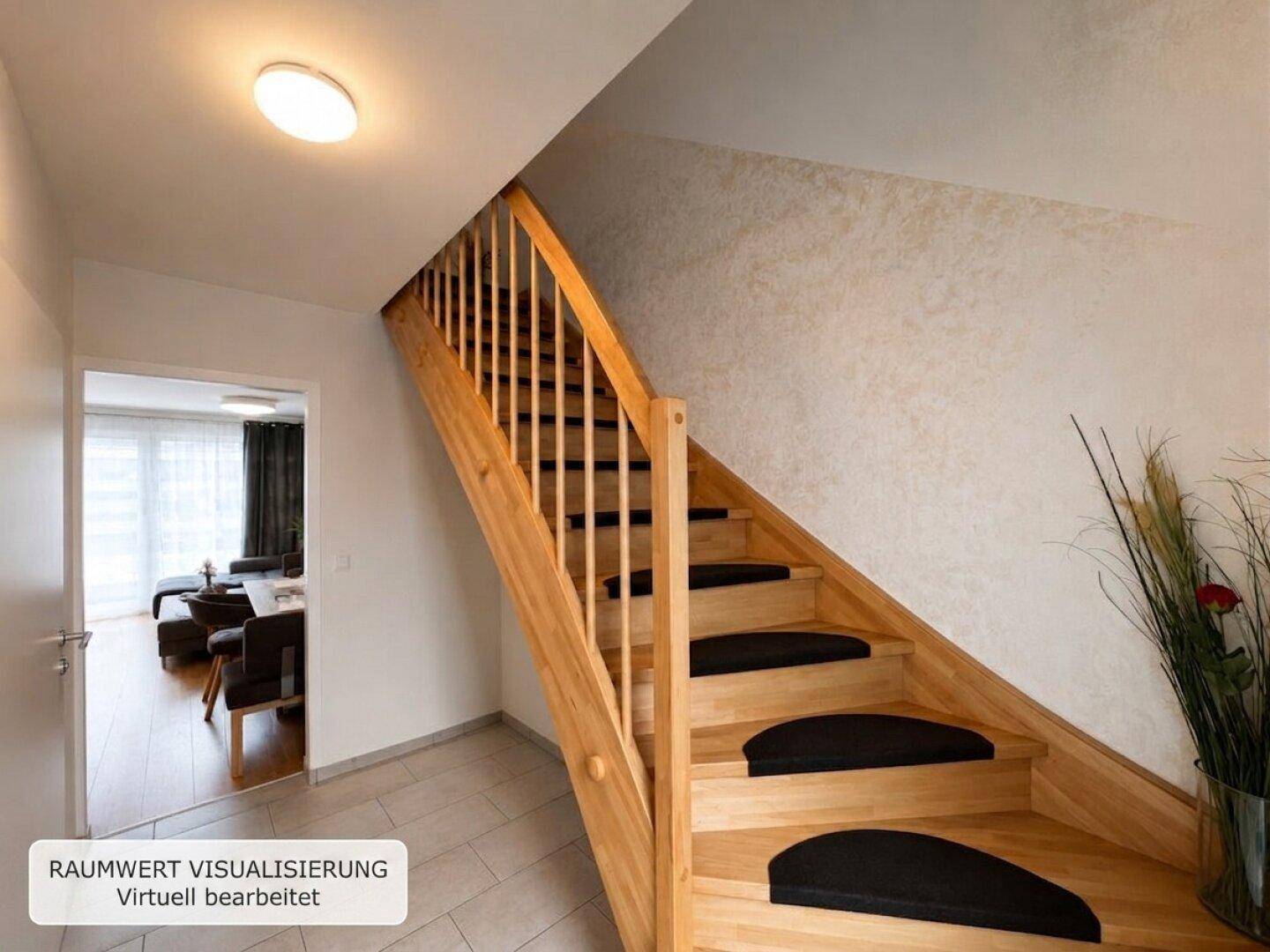 Helle Diele mit einer eleganten Holztreppe, die zu den oberen Etagen führt und einen Blick ins Wohnzimmer bietet.