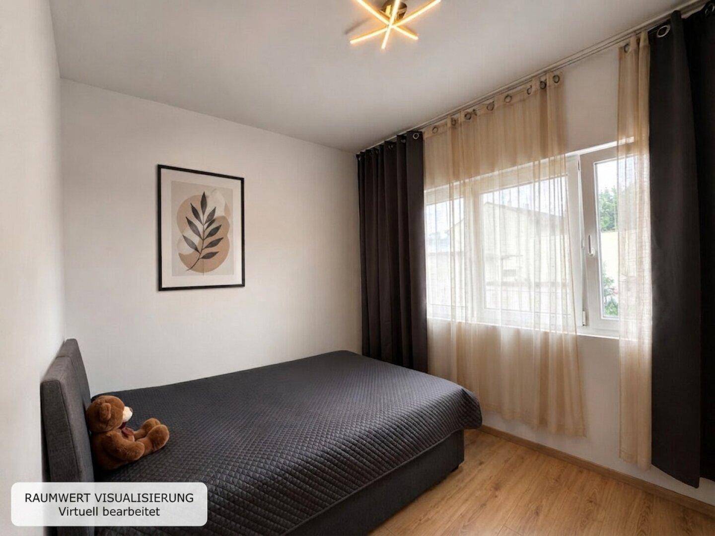 Gemütliches Schlafzimmer mit einem bequemen Bett, einem dekorativen Bild und großen Fenstern für viel Tageslicht.