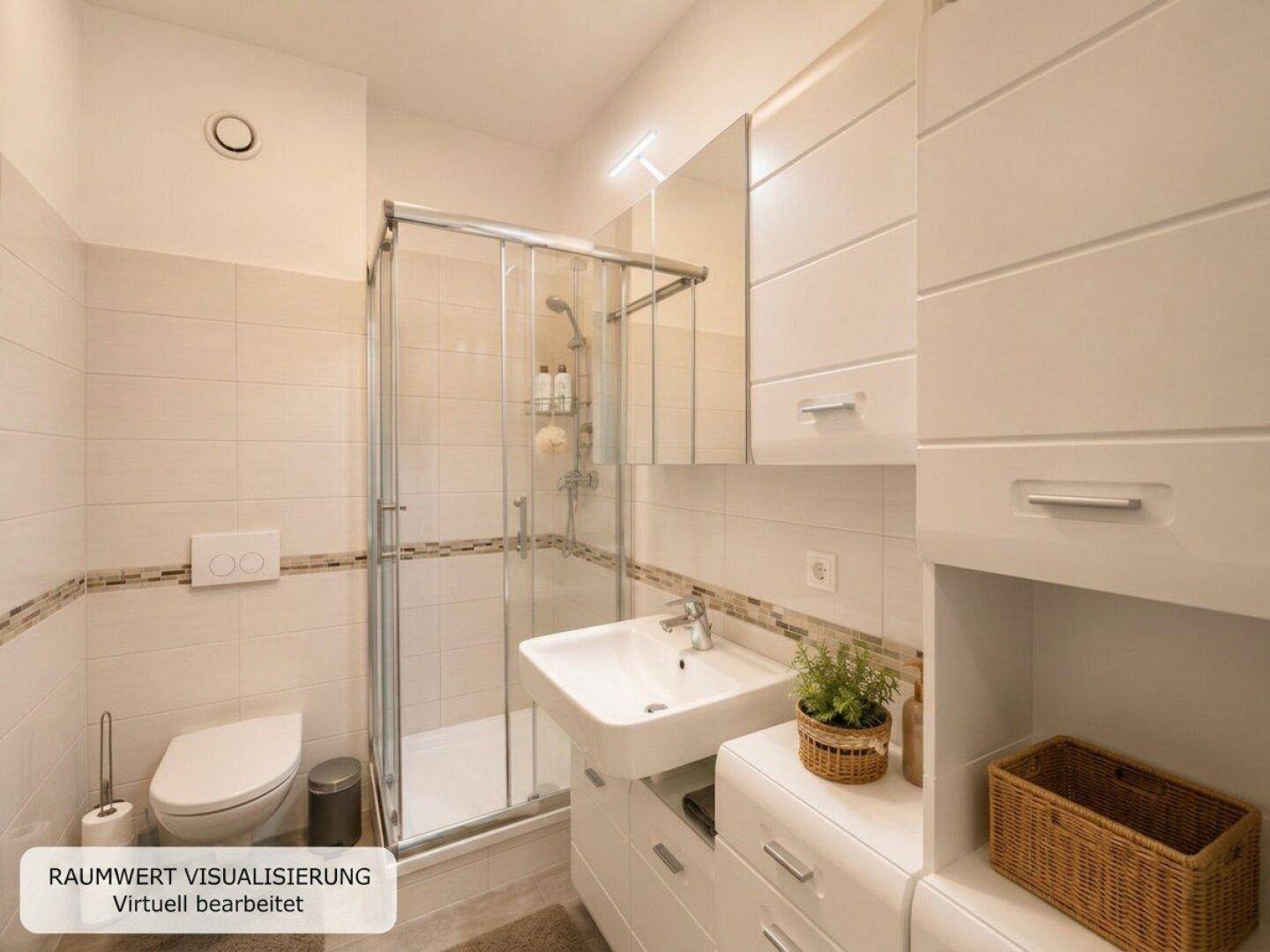 Modernes Badezimmer mit Duschkabine, WC, Waschbecken und praktischen weißen Schränken für Stauraum.