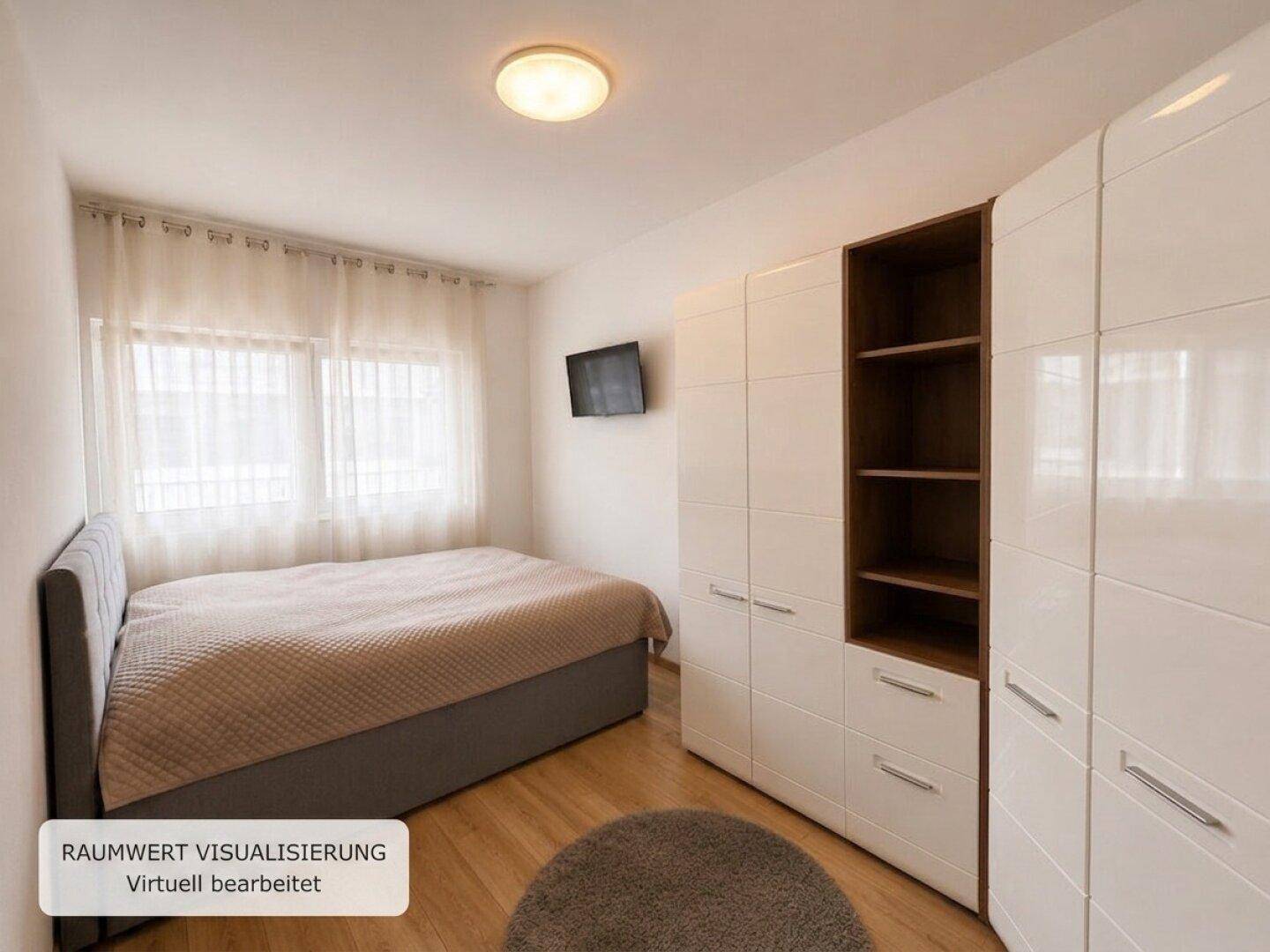 Helles Schlafzimmer mit Doppelbett, Wandfernseher und einem großen, modernen Kleiderschrank für ausreichend Stauraum.