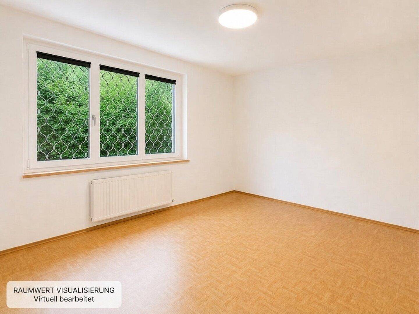 Heller, leerer Raum mit Parkettboden, Heizkörper und Fenster mit Blick ins Grüne.
