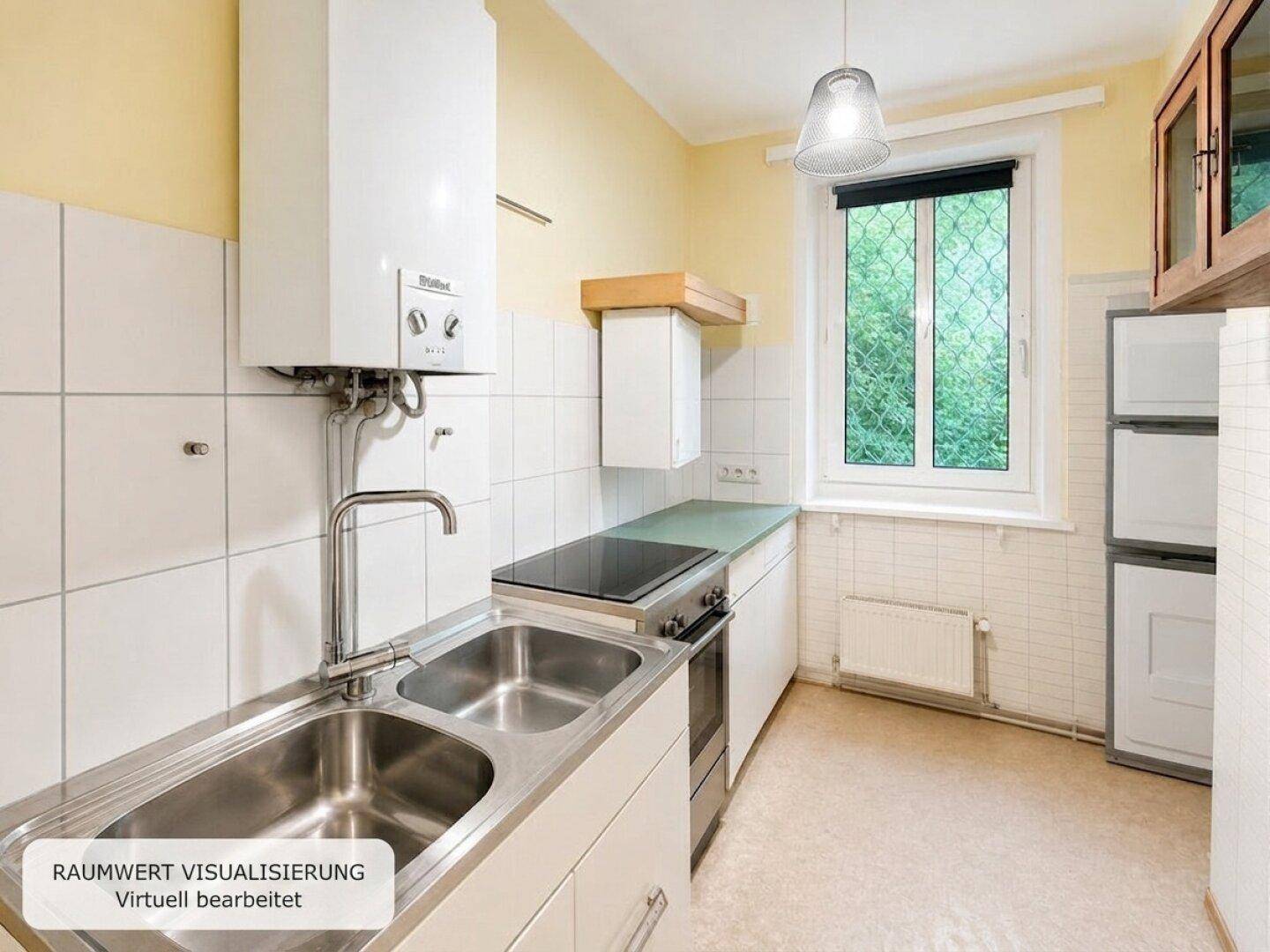 Funktionale Küche mit Spüle, Kochfeld, Gastherme und gelben Wänden, bereit zur Modernisierung.