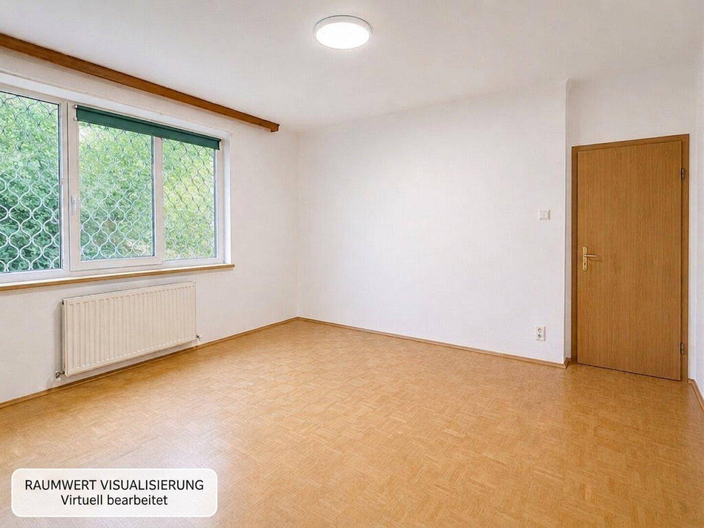 Leerer Raum mit Parkettboden, Heizkörper und Fenster mit Blick auf Bäume.