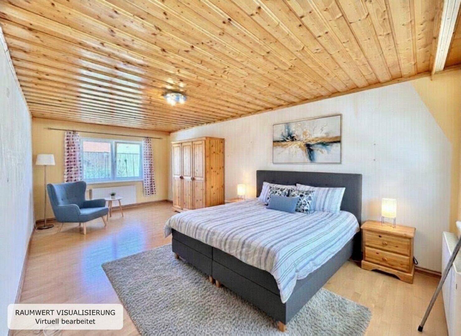Gemütliches Schlafzimmer mit Holzbalkendecke, großem Bett und Blick ins Grüne.