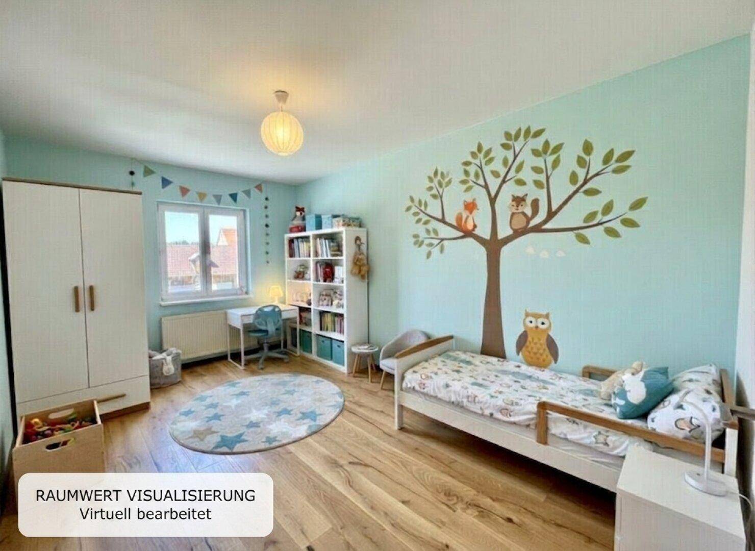 Farbenfrohes Kinderzimmer mit Baumwandbild, Holzboden und viel Tageslicht.