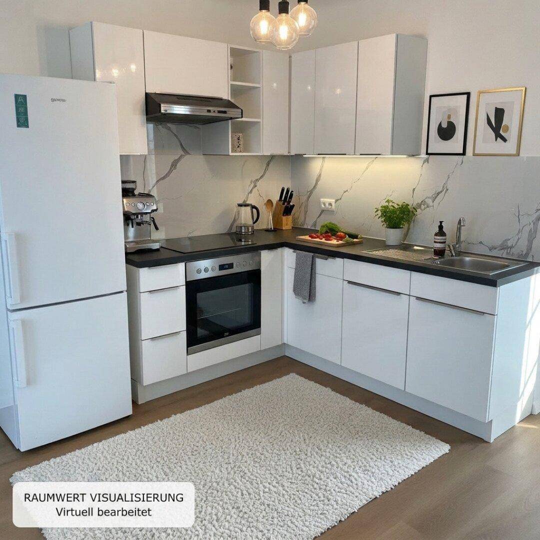 Moderne weiße Küche mit Hochglanzfronten, Marmor-Rückwand und integrierten Geräten.