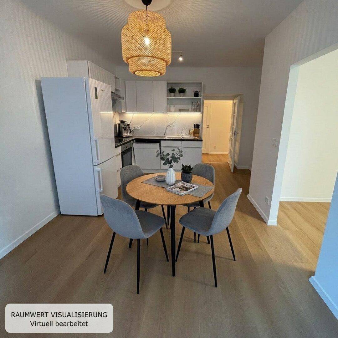 Helle Wohnküche mit Essbereich, modernen weißen Schränken und Holzboden.