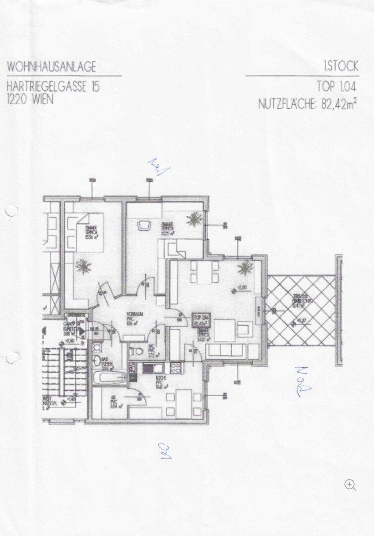 Grundriss einer Wohnung mit mehreren Zimmern und einem Balkon.