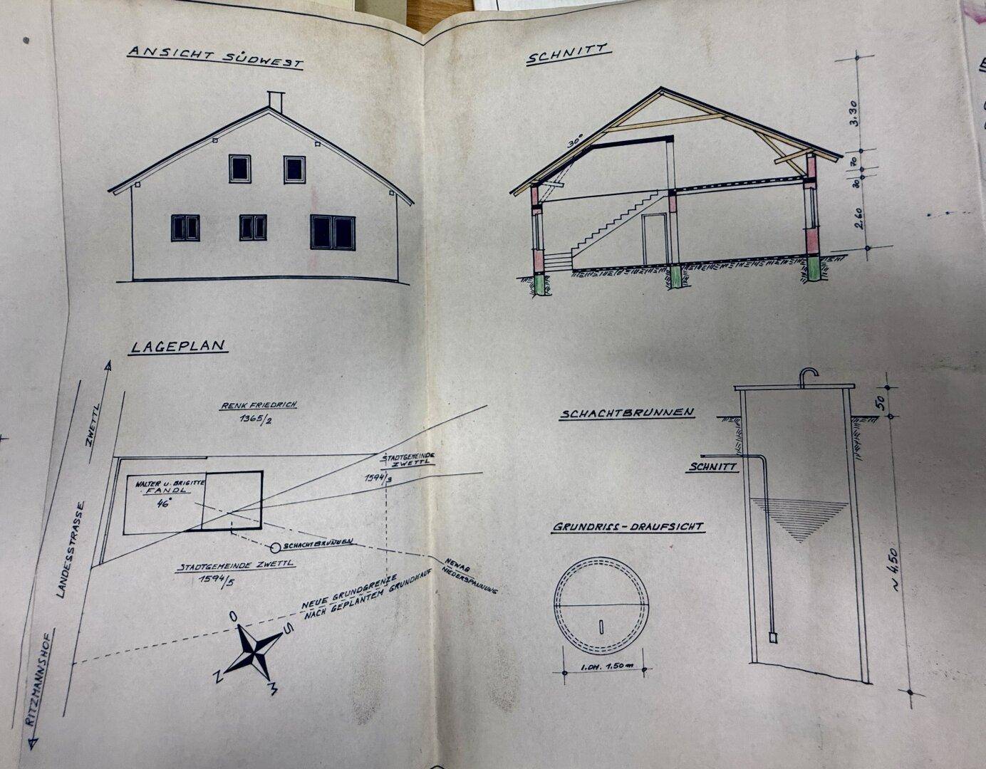 Übersicht der Baupläne mit Südwestansicht, Gebäudeschnitt, Lageplan und Brunnendetail.