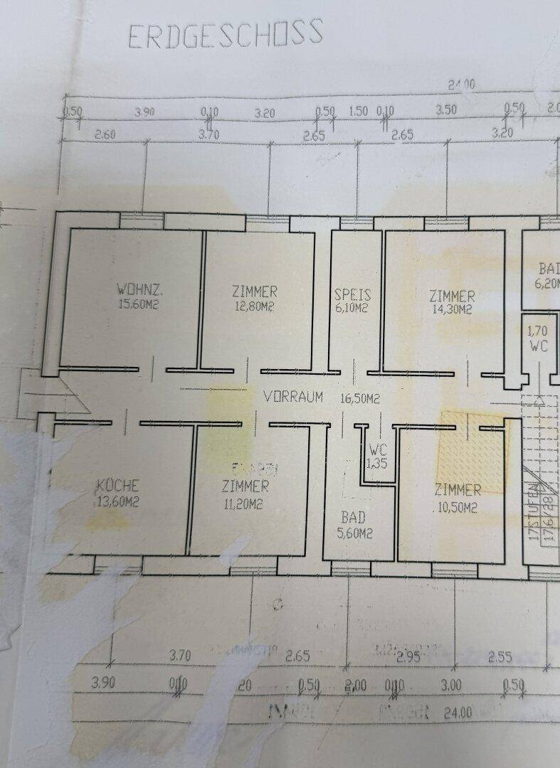 Grundriss des Erdgeschosses mit verschiedenen Räumen und deren Flächenangaben.