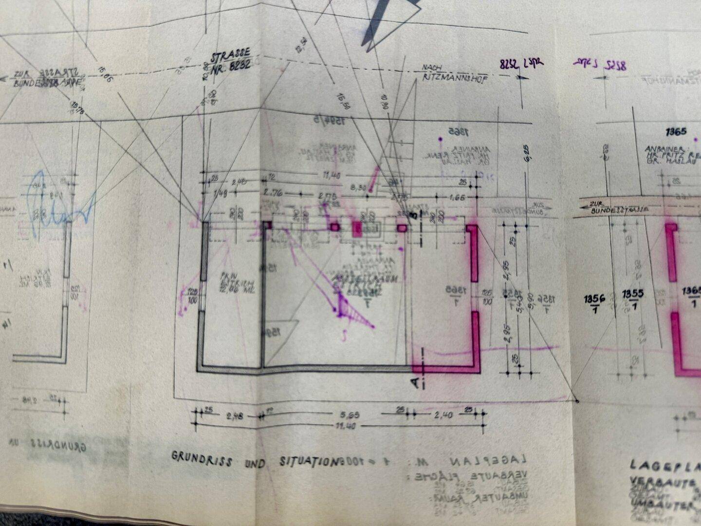 Detaillierter Lageplan mit Grundstücksgrenzen, Gebäudegrundriss und Vermessungsangaben.