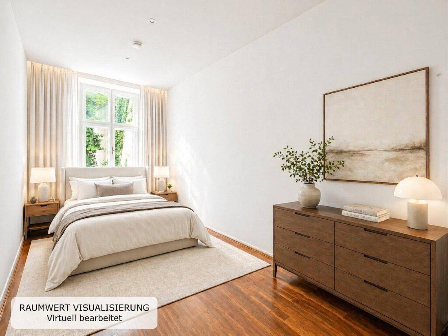 Ruhiges Schlafzimmer mit Holzboden, großem Fenster und minimalistischer Einrichtung.