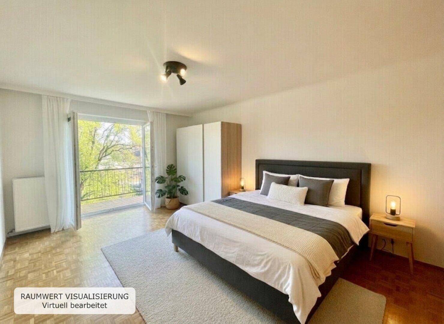 Helles Schlafzimmer mit Balkonzugang, Parkettboden und Blick ins Grüne.