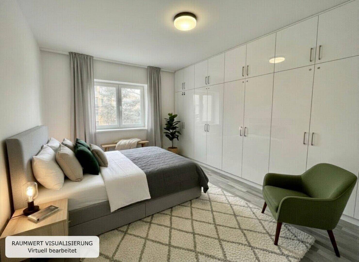 Helles Schlafzimmer mit großem Doppelbett, integrierten Hochglanz-Kleiderschränken und Fenster.