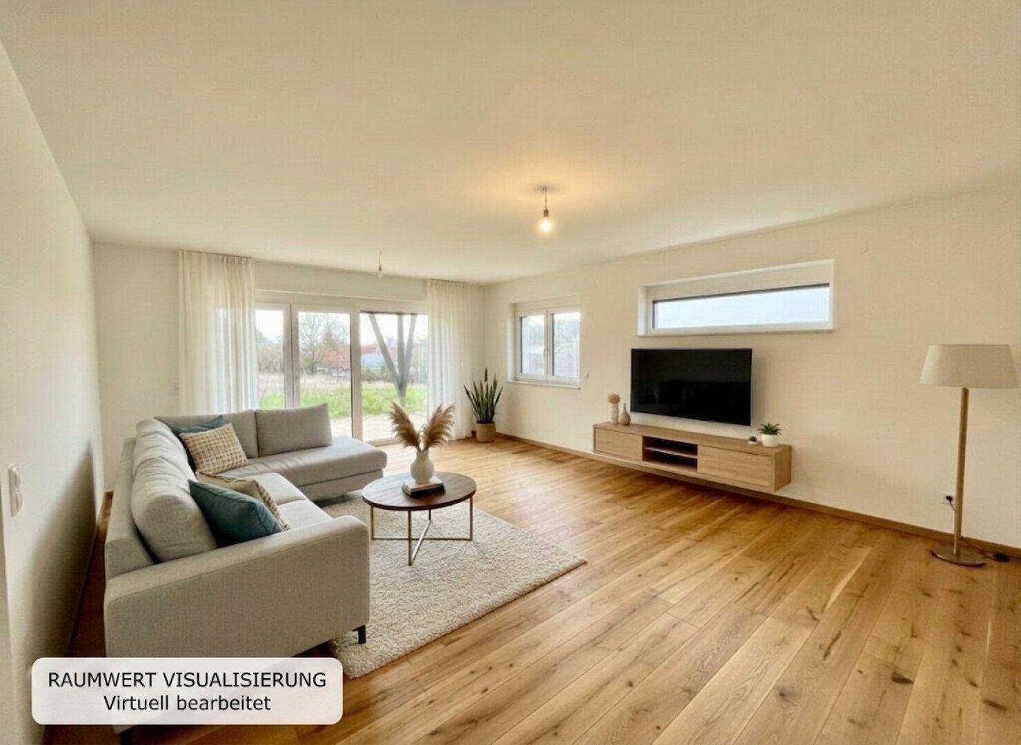 Helles Wohnzimmer mit modernem Sofa, Holzboden und Zugang zu einer Terrasse oder Garten.