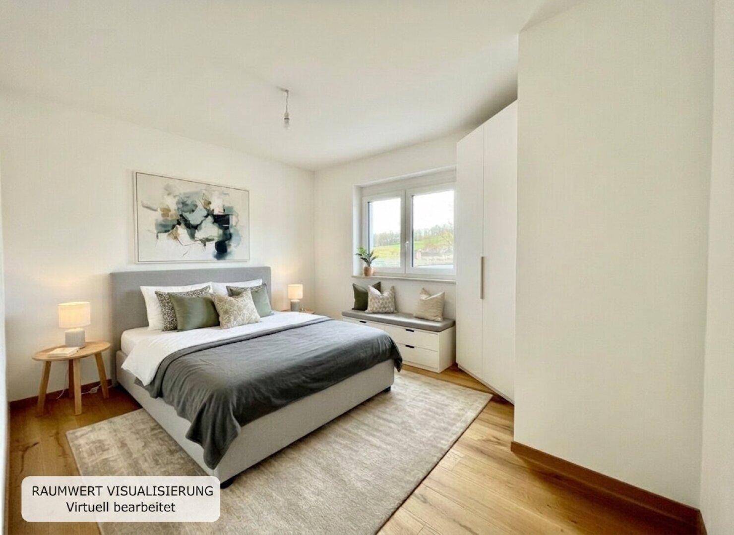 Gemütliches Schlafzimmer mit Doppelbett, Holzboden und einem Fensterplatz mit Stauraum.