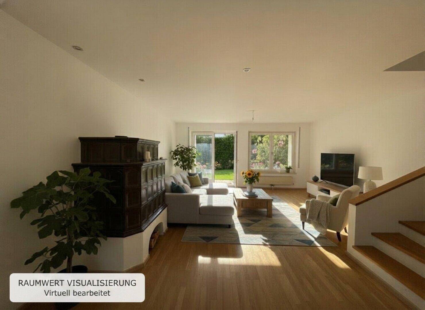 Helles Wohnzimmer mit traditionellem Kachelofen, Parkettboden und Zugang zum Garten.