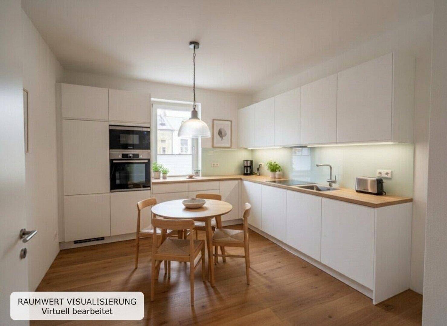 Moderne Einbauküche mit weißen Schränken, Holzarbeitsplatte und Essbereich am Fenster.