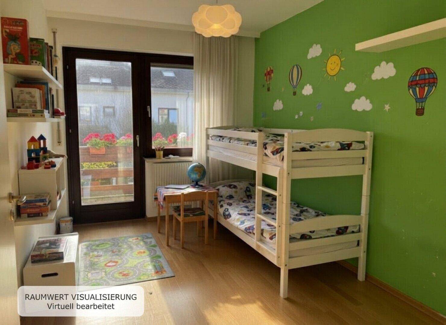 Kinderzimmer mit Etagenbett, farbenfroher Wandgestaltung und Zugang zum Balkon.