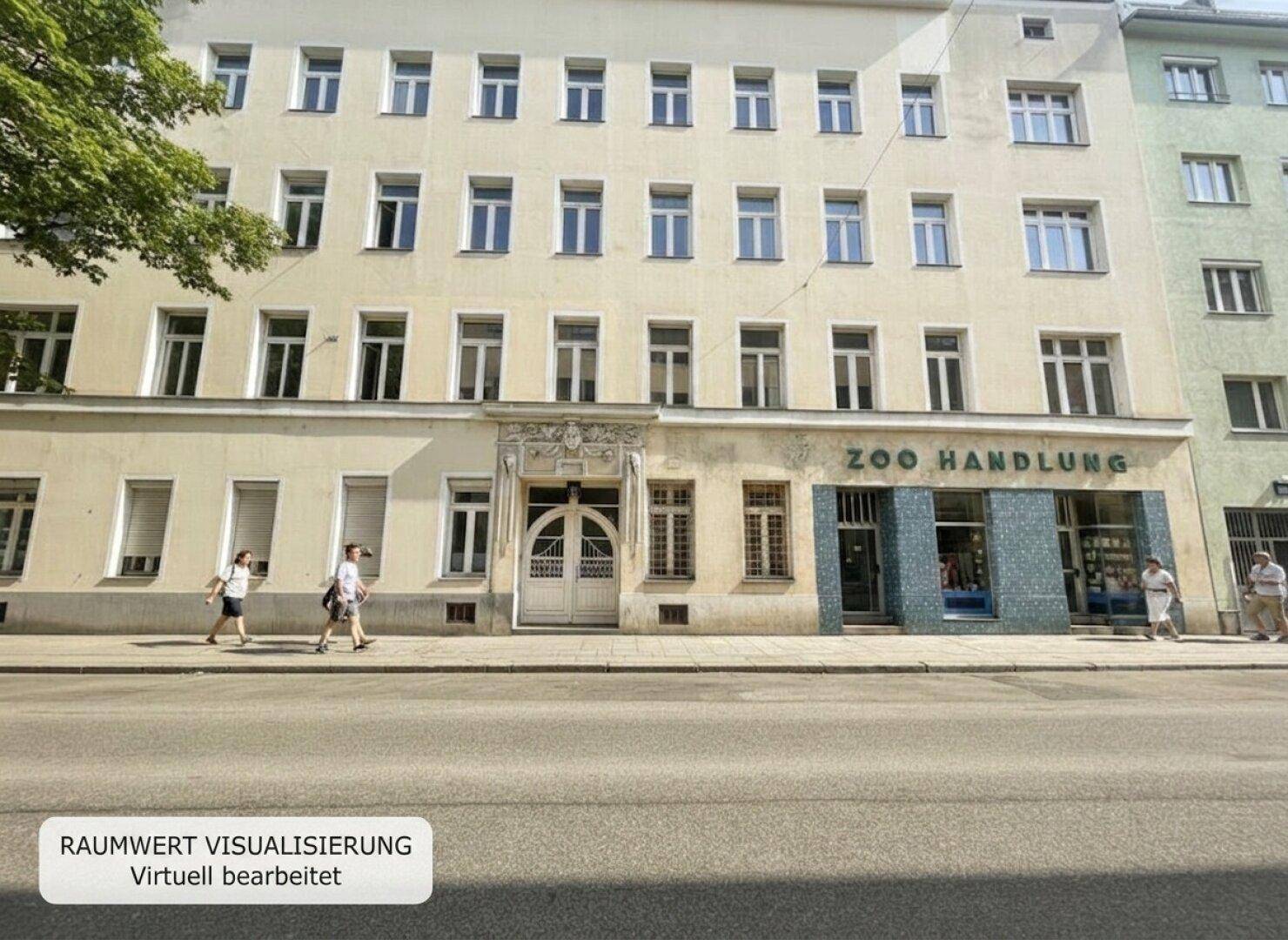 Historische Fassade eines Mehrfamilienhauses mit vielen Fenstern und Erdgeschossgeschäften.