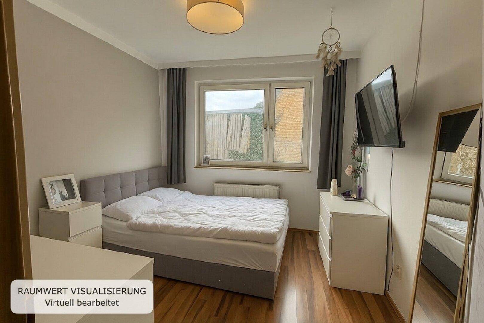 Helles Schlafzimmer mit Doppelbett, Holzfußboden und Blick ins Grüne, ausgestattet mit modernen Möbeln.