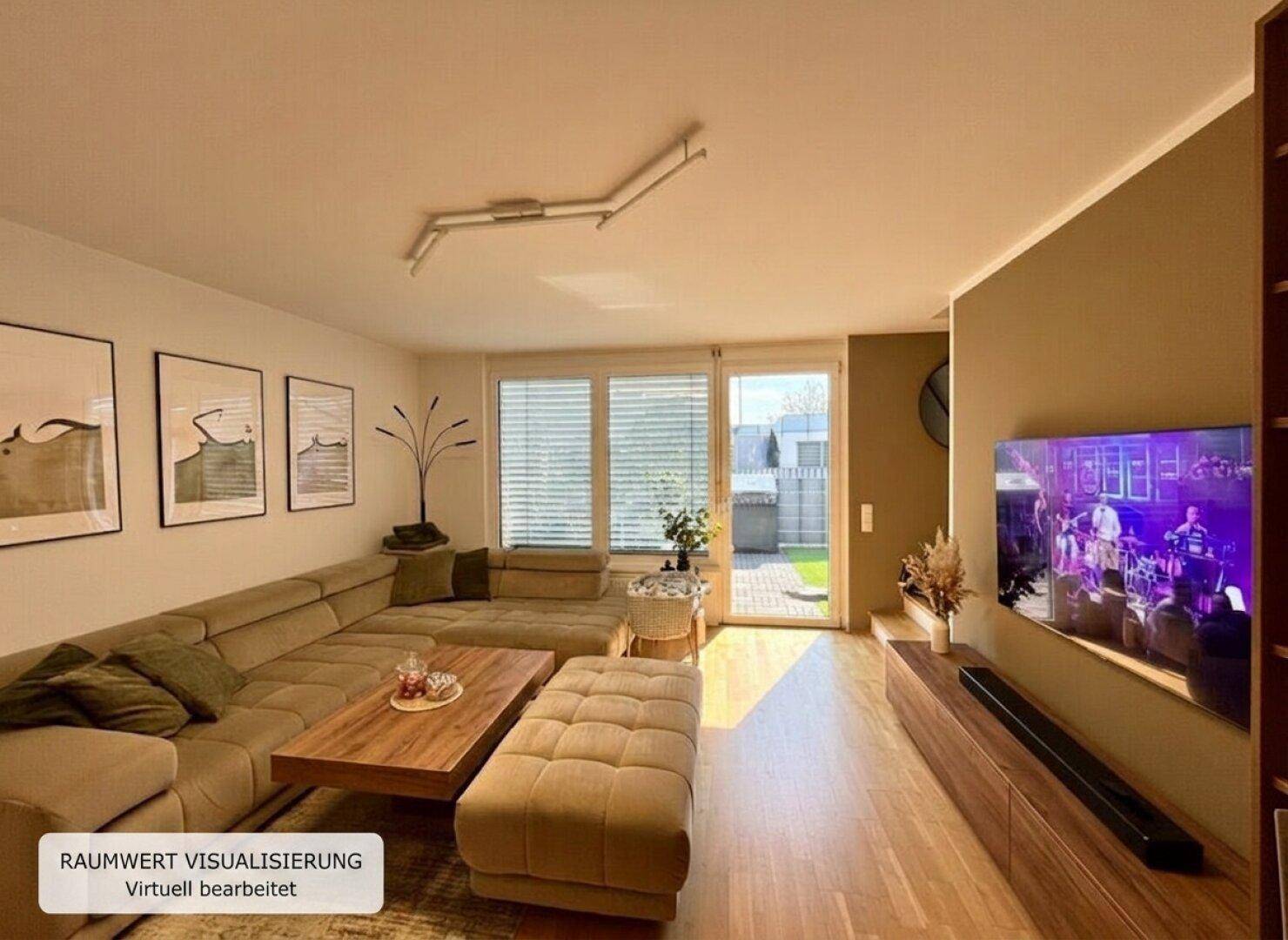 Helles Wohnzimmer mit großem Ecksofa, Holzboden und Zugang zu einem kleinen Gartenbereich.