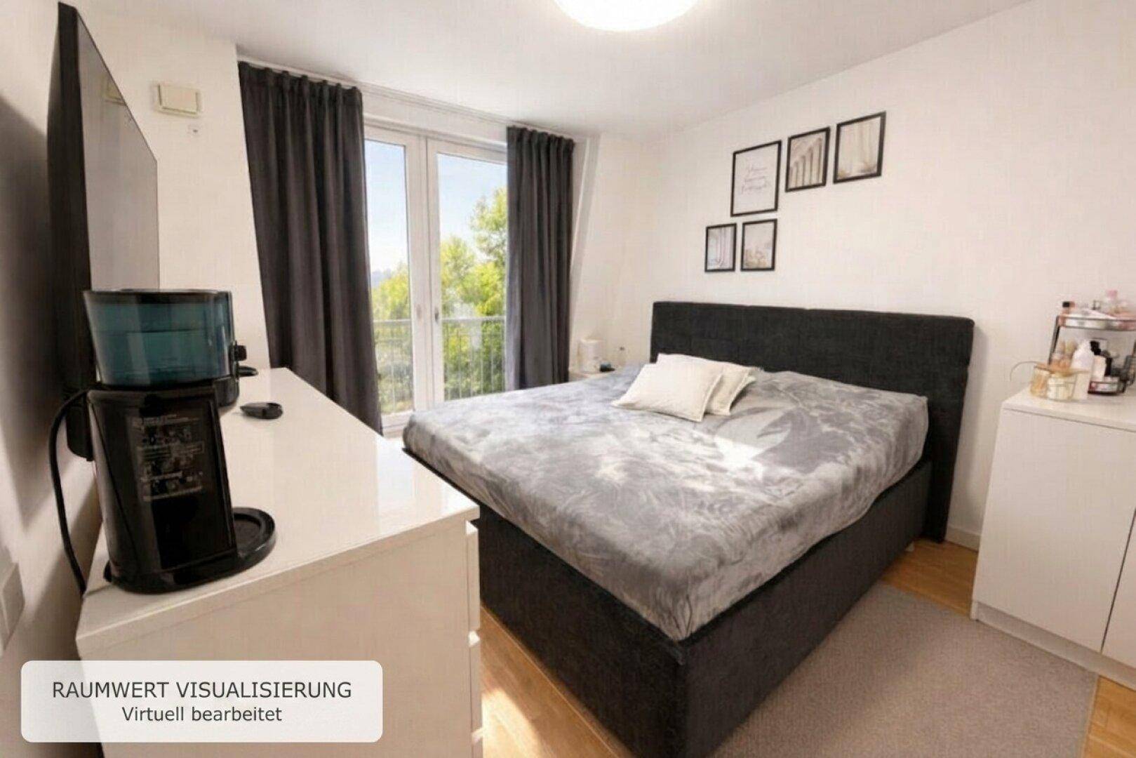 Gemütliches Schlafzimmer mit Doppelbett, Kommode und Balkonzugang durch große Fenster.