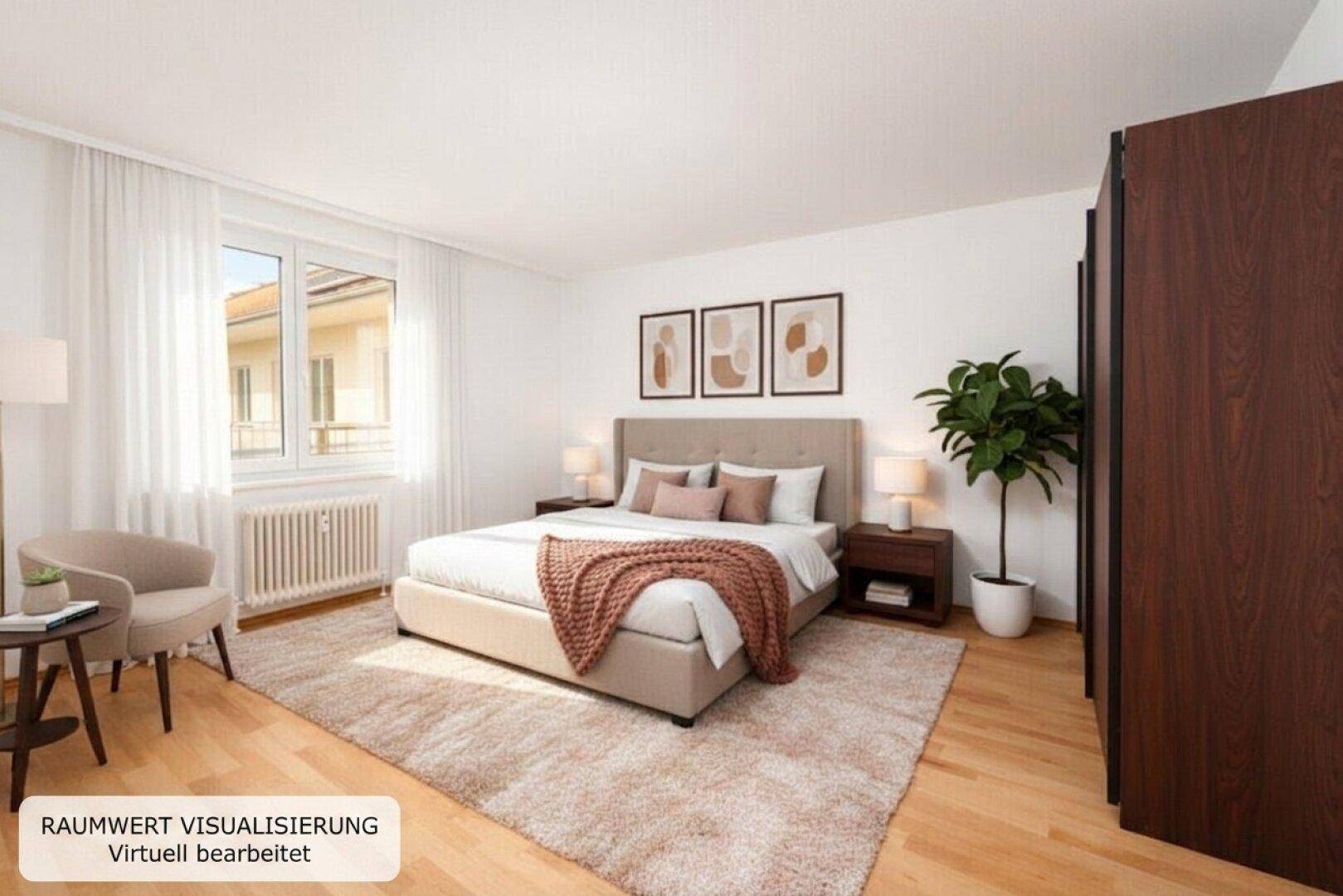 Geräumiges Schlafzimmer mit Doppelbett, Teppich und Parkettboden sowie einem großen Fenster.