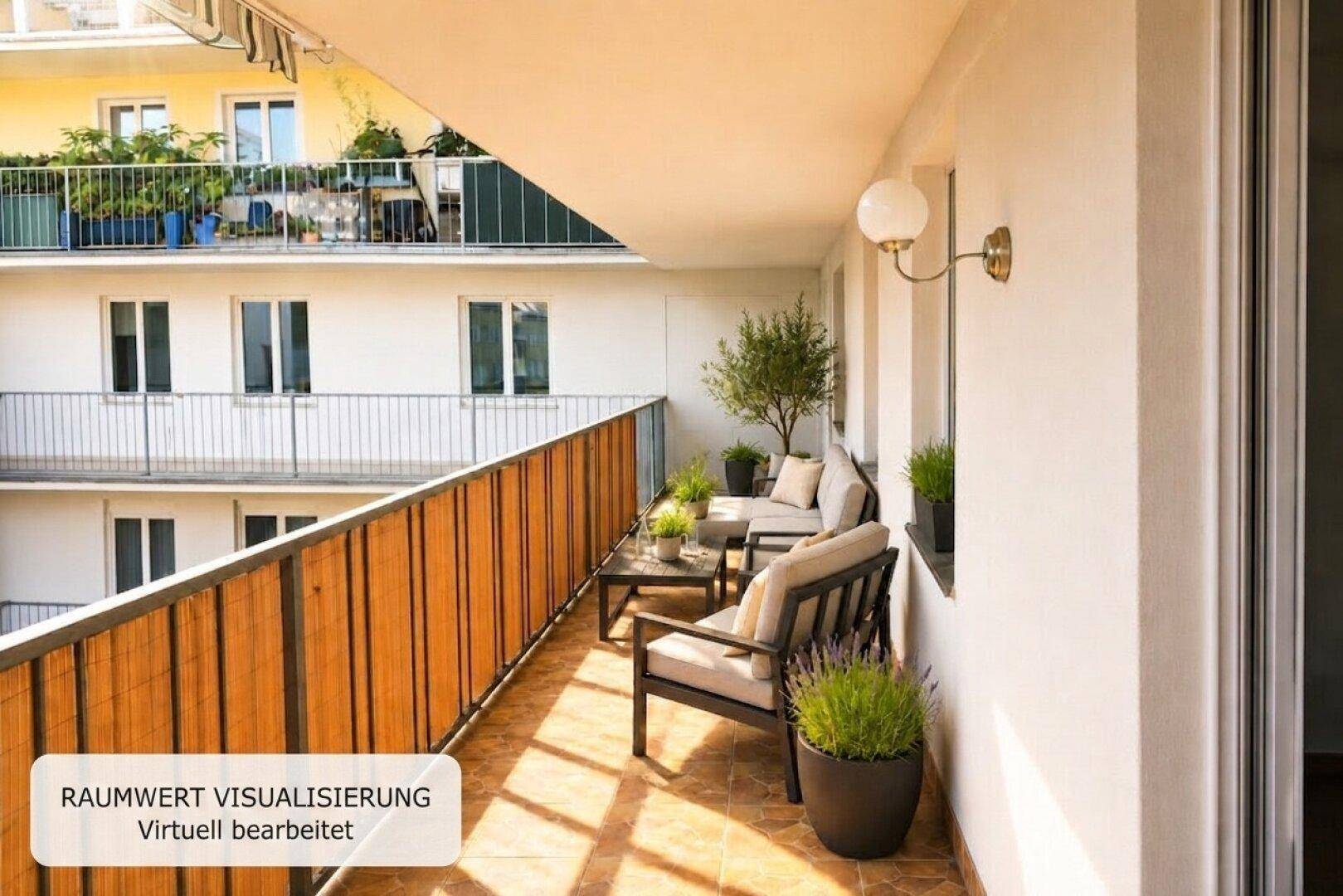 Langer, sonniger Balkon mit Sitzgelegenheiten und Blick auf die umliegenden Gebäude.