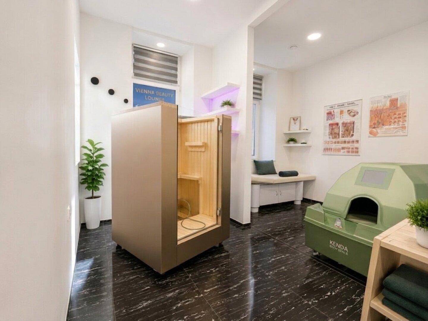 Heller Spa-Raum mit einer modernen Sauna-Kabine, Behandlungsgeräten und dunklem Marmorboden.
