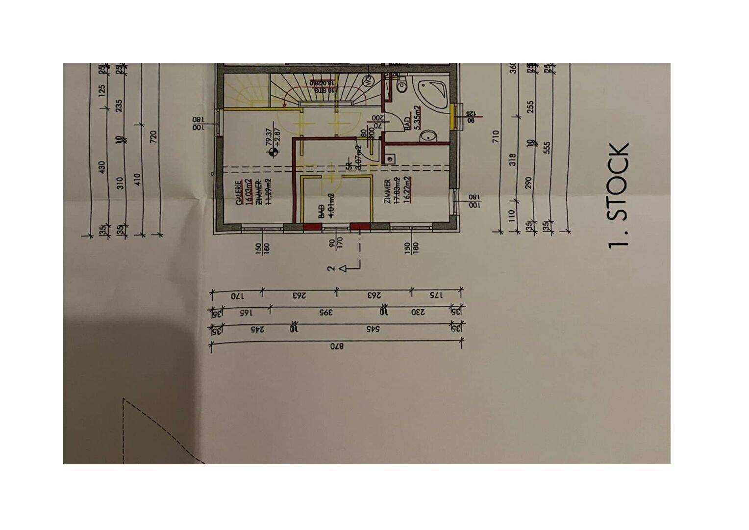 Grundriss des ersten Stocks mit Zimmern, Bad und Treppenaufgang.