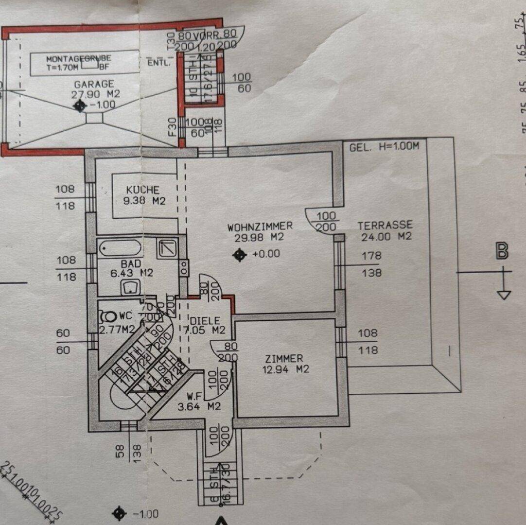 Grundriss des Erdgeschosses mit Küche, Wohnzimmer, Bad, WC, Diele, Zimmer, Terrasse und Garage.