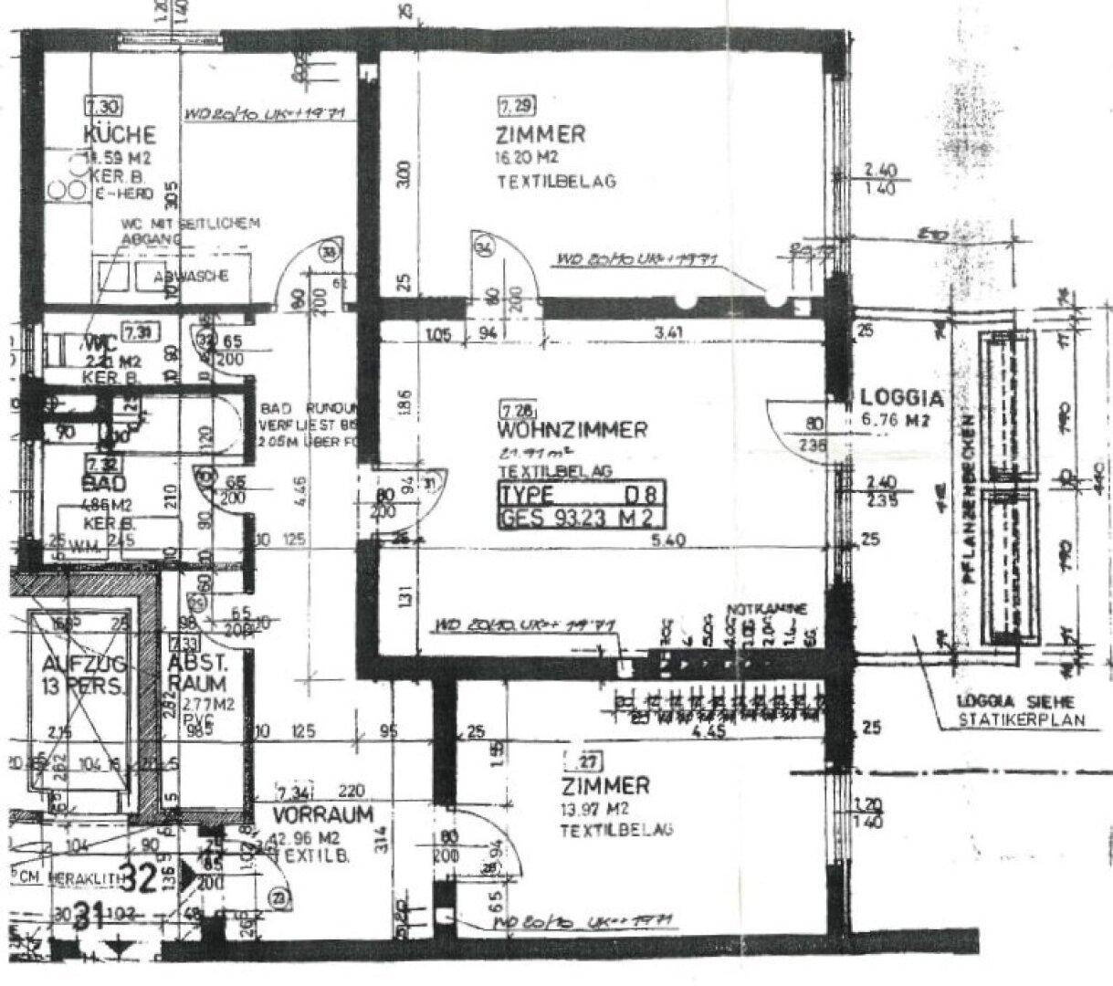 Detaillierter Grundriss einer Wohnung mit Zimmern, Küche und Loggia.