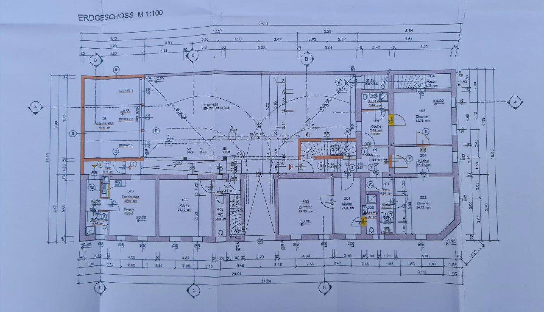 Grundriss des Erdgeschosses mit mehreren Wohneinheiten und Treppenhaus.