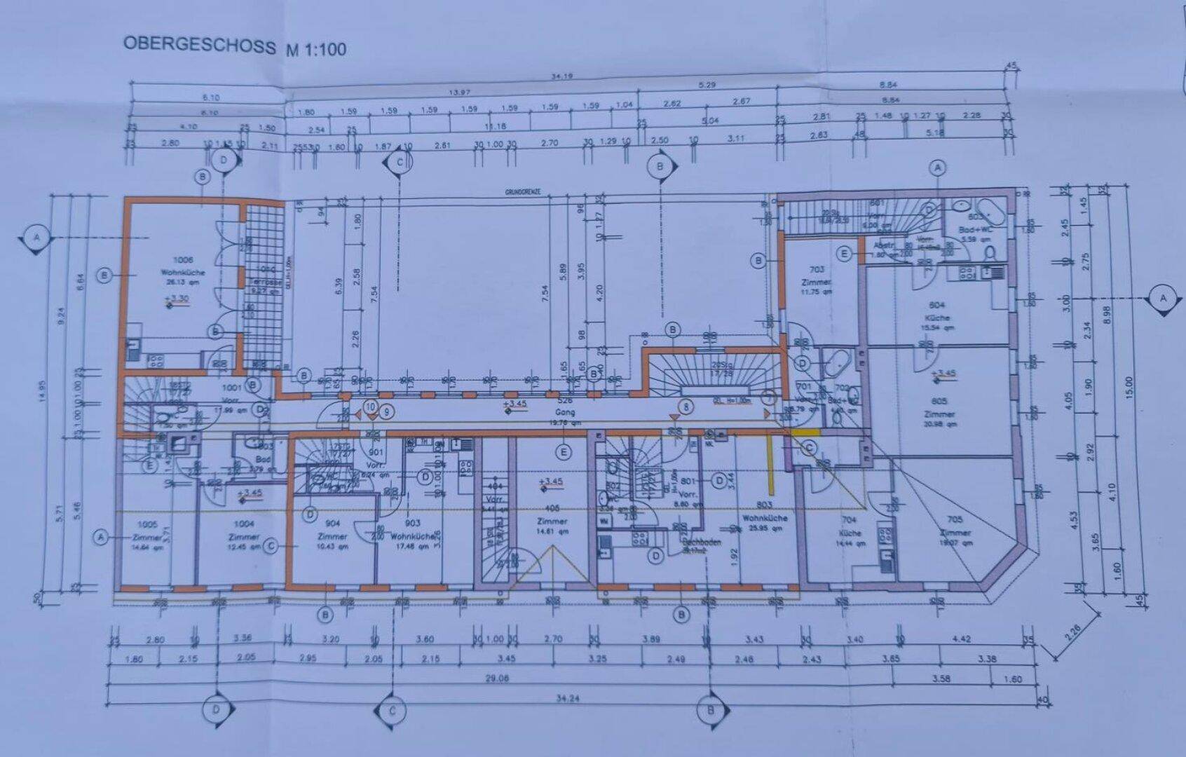 Grundriss des Obergeschosses mit mehreren Wohnungen und zentralem Treppenhaus.