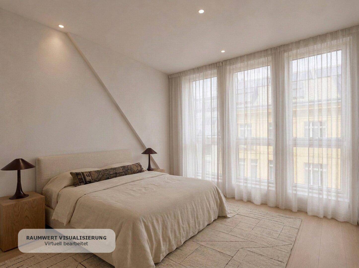 Helles Schlafzimmer mit großem Bett, hohen Fenstern und eleganten Vorhängen, teilweise mit Dachschräge.