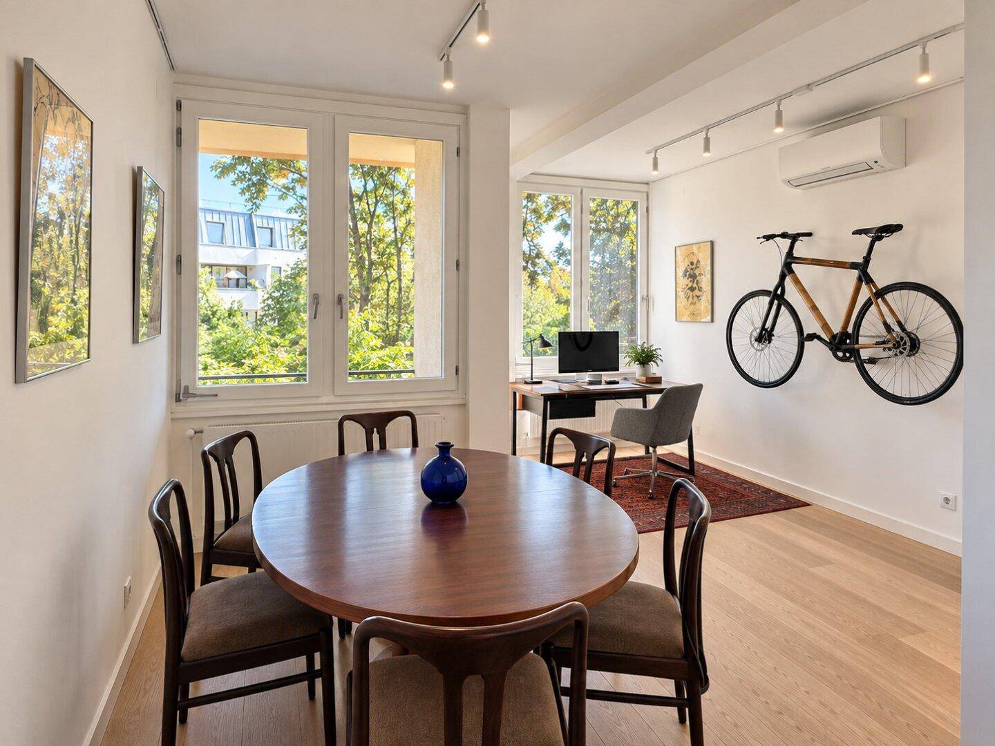 Gemütlicher Essbereich mit ovalem Holztisch und Stühlen, angrenzend an ein Arbeitszimmer.