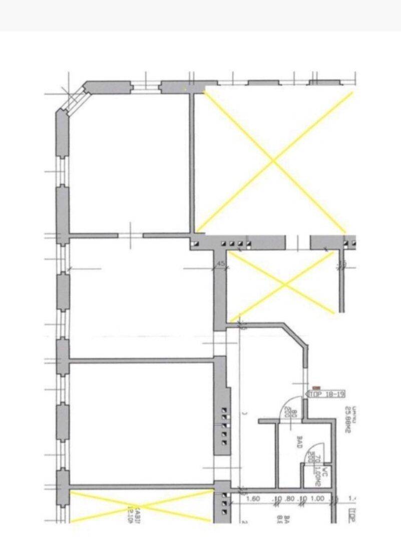 Grundriss einer Wohnung mit klar definierten Räumen und Fensterbereichen.