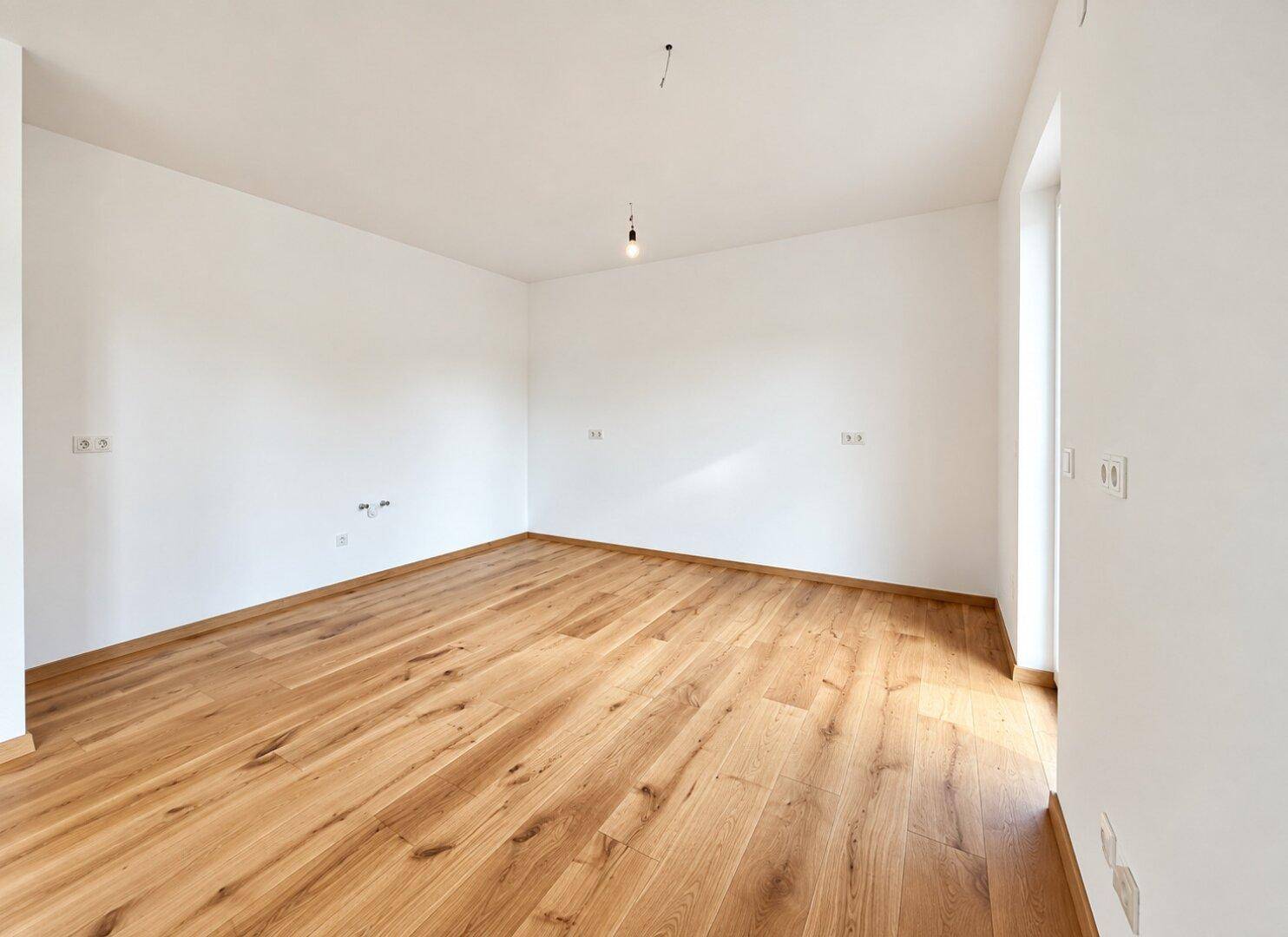 Geräumiger, heller Raum mit Holzboden und mehreren Steckdosen, vielseitig nutzbar.