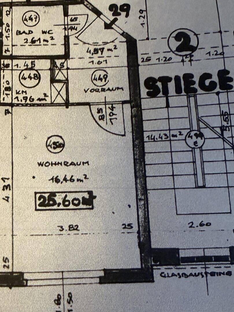 Grundriss mit Wohnraum, Bad, WC, Kammer und Treppenbereich.