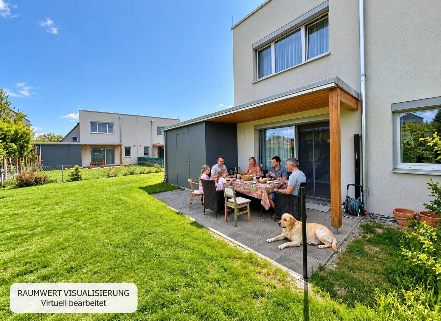 Sonnenverwöhnter Terrassenbereich mit Esstisch und Stühlen, umgeben von einem grünen Rasen.
