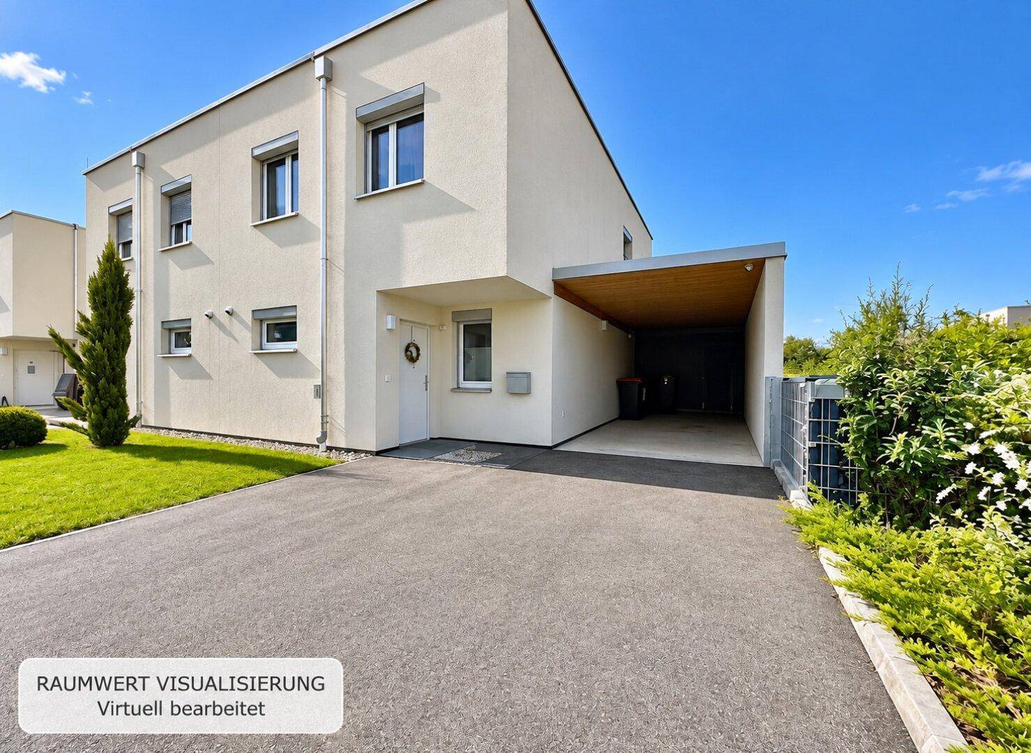 Modernes Einfamilienhaus mit Carport und gepflegtem Vorgarten unter blauem Himmel.