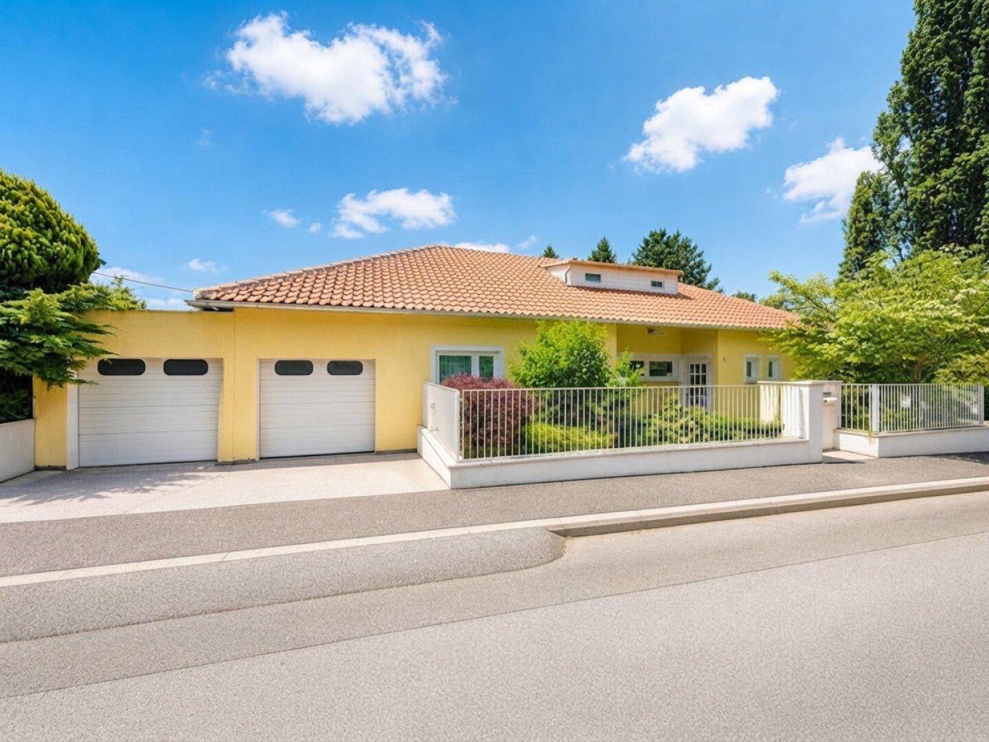 Gelbes Einfamilienhaus mit Ziegeldach, Doppelgarage und gepflegtem Vorgarten.