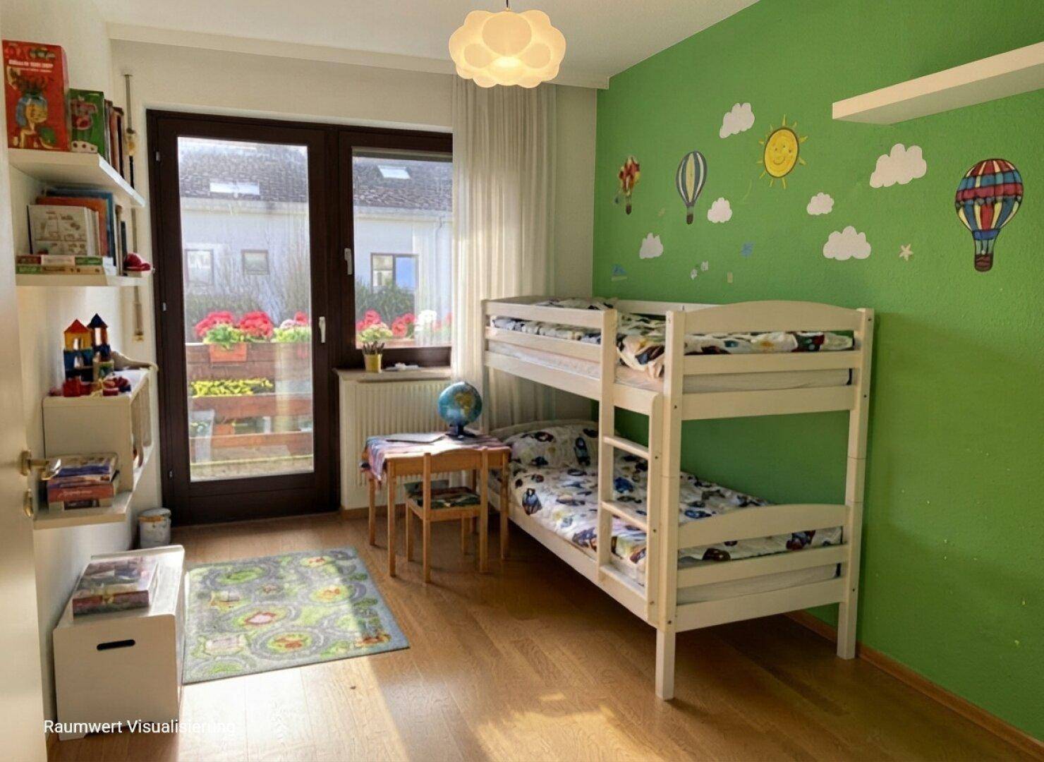 Freundliches Kinderzimmer mit Etagenbett, grüner Wand und Zugang zu einem kleinen Balkon.