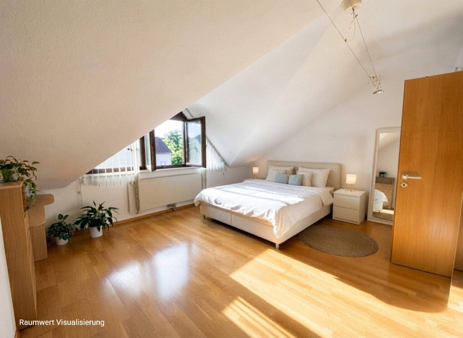 Helles Schlafzimmer im Dachgeschoss mit schrägen Wänden, Holzboden und großem Fenster.