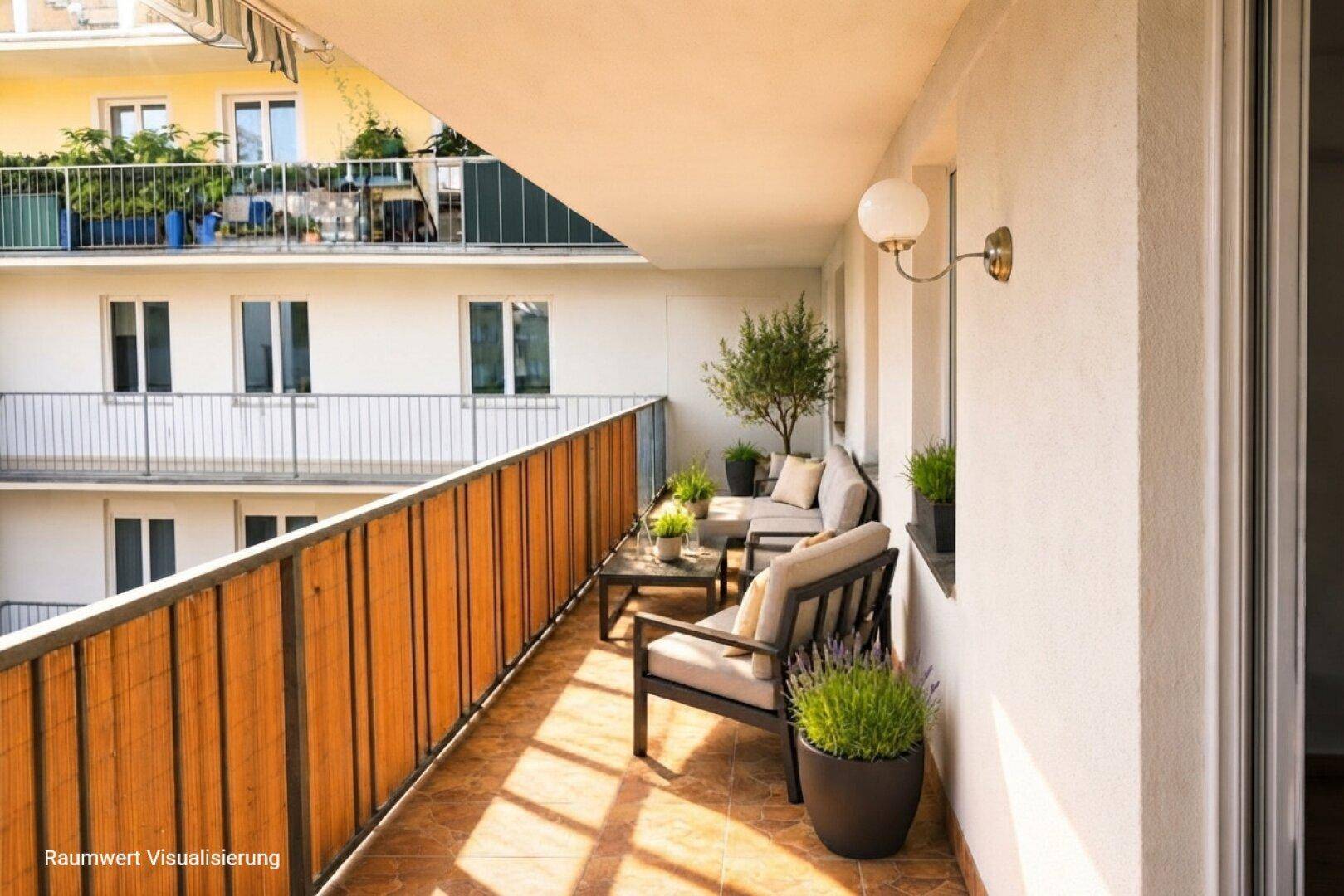 Sonniger Balkon mit Sitzgelegenheiten, Pflanzen und Blick auf die umliegenden Gebäude.