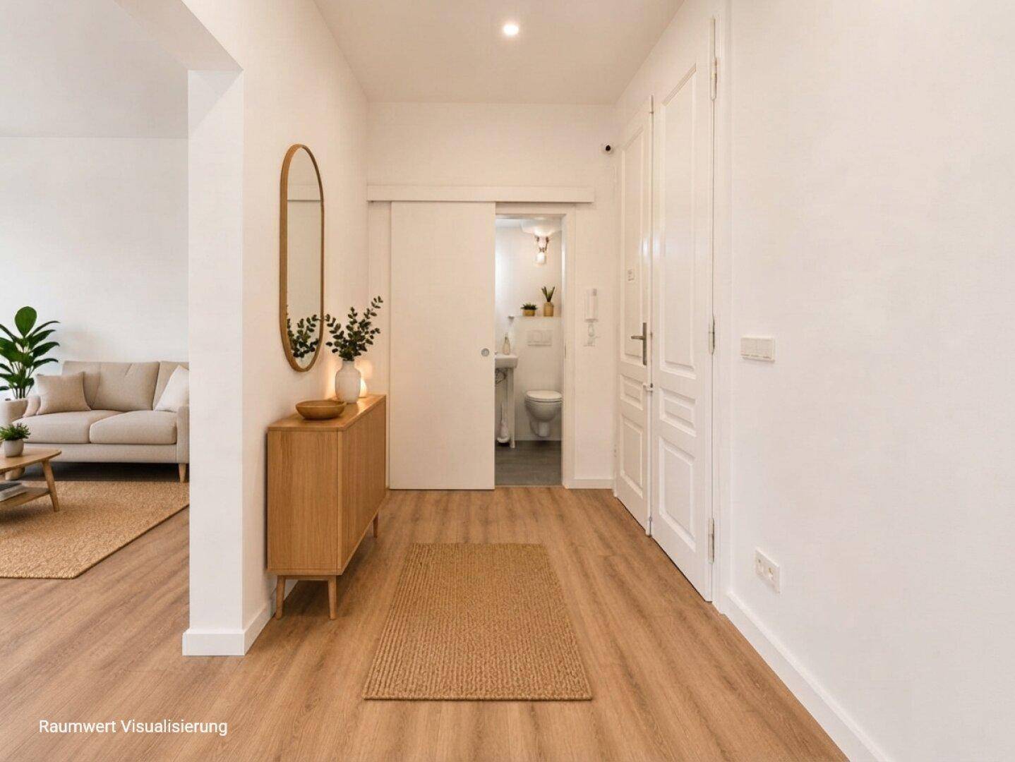 Heller Flur mit Holzboden, Spiegel und Zugang zu einem modernen Badezimmer durch eine Schiebetür.