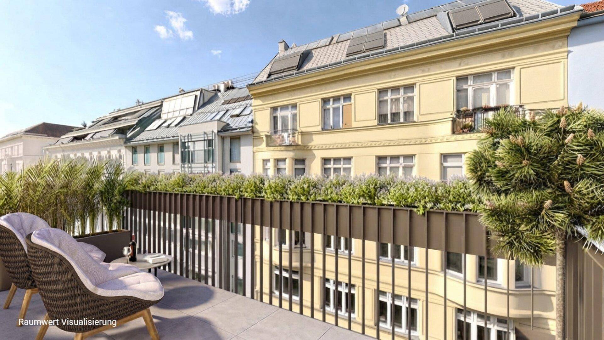 Geräumiger Balkon mit modernen Sitzgelegenheiten und Blick auf die umliegenden Stadtgebäude.